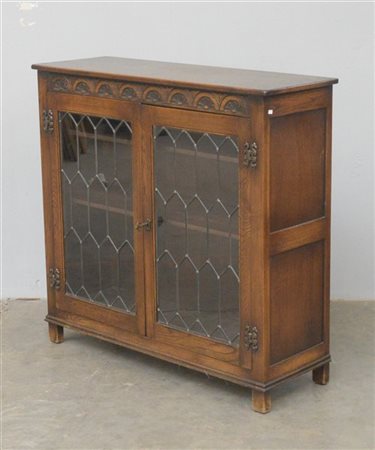 Vetrinetta in rovere a due ante sul fronte con vetri legati al piombo. Inghilte