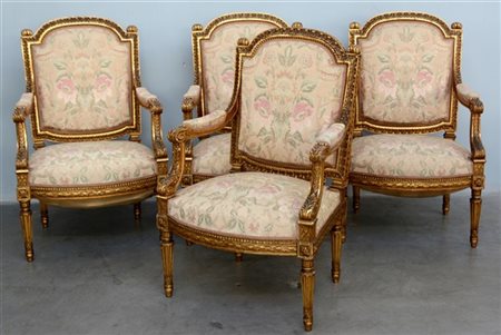 Fornitura da salotto composta da un divano e quattro poltrone in legno intaglia