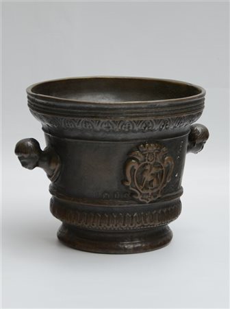 Mortaio in bronzo con anse a forma di teste maschili e fascia centrata da stemm