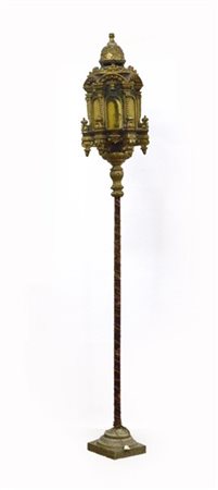 Lanterna in legno scolpito, laccato e dorato a volute, bastone rivestito in vel
