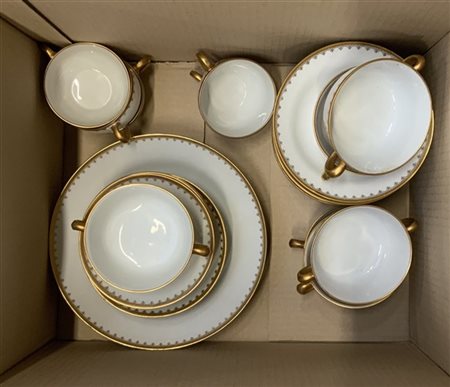 Cartone contenente una parte di servizio da tè e dolce in porcellana con profil