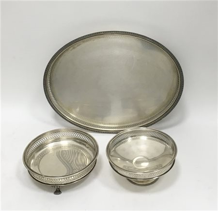 Lotto composto da un vassoio ovale e due alzatine tonde in argento con bordi tr