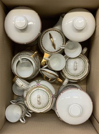 Cartone contenente parti di servizi da tè e caffè e tre contenitori per dispens