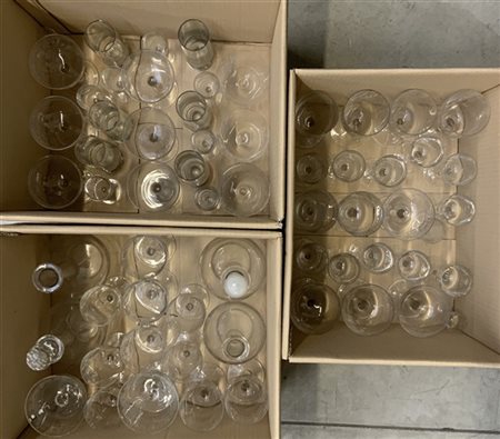 Lotto di tre cartoni contenenti bicchieri e bottiglie in cristallo con decori i