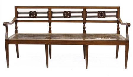 Antica panca a tre posti in legno con schienale a giorno, gambe rastremate e pr