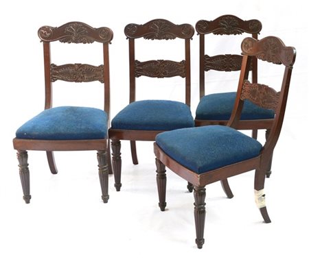 Gruppo di quattro sedie con schienali a giorno intagliati a motivi floreali, se