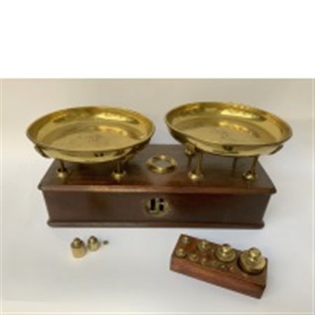 Bilancia con cassa in legno e piattini in ottone, unita ad alcuni pesi (difetti