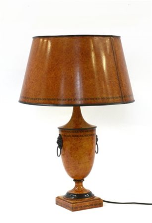Lampada in latta in forma di vaso biansato decorata a finta radica (h. cm 60) (