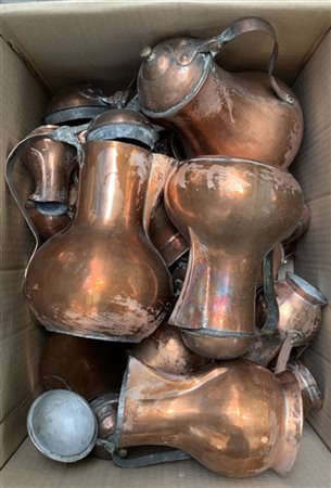 Cartone contenente numerose cuccume in rame di diversa epoca (difetti)