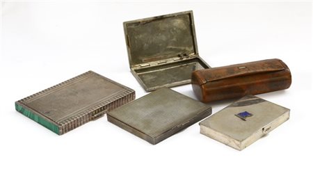 Lotto composto da quattro scatole d'argento e una scatola rettangolare in radic