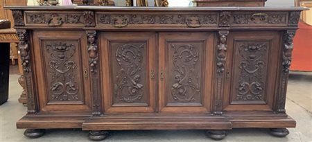 Credenza in stile neorinascimentale con quattro sportelli e tre cassetti, panne