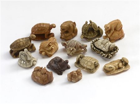 Gruppo di quattordici netsuke e piccole sculture raffiguranti tartarughe, mater