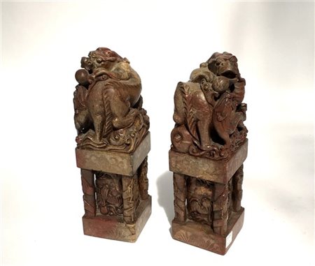 Due grandi sigilli in pietra saponaria scolpita raffiguranti draghi e creature