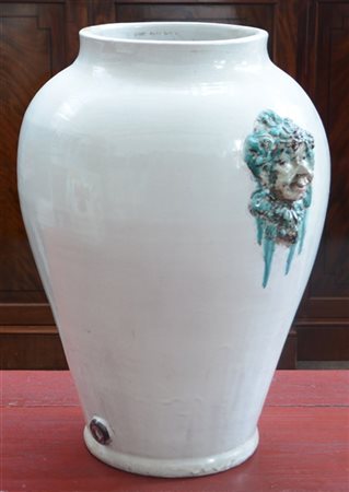 Grande orcio in maiolica decorato in rilievo con mascheroni d'ispirazione dioni