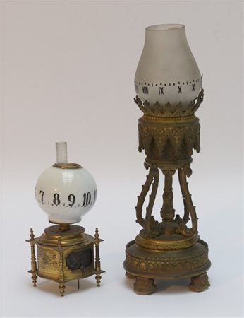 ANONIMO, Francia. Lotto di due orologi notturni a foggia di lampada di cui uno
