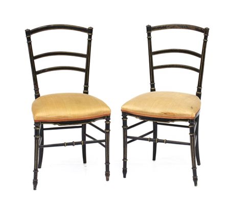 Coppia di sedie in legno ebanizzato, schienale a giorno decorate con filettatur