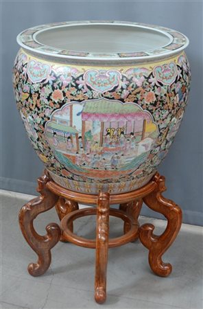 Grande vasca per pesci in porcellana policroma decorata con figure e motivi flo