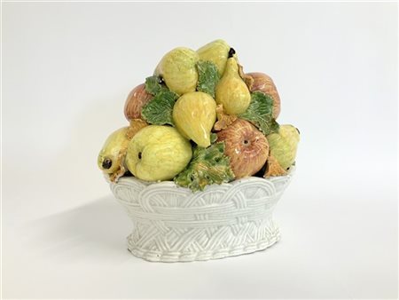 Centrotavola in ceramica dipinta a forma di cestino con frutta e foglie (h cm 3