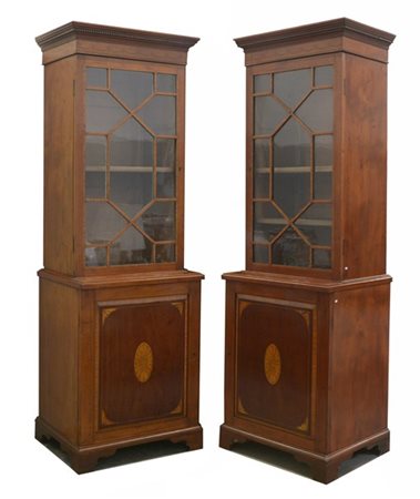 Coppia di librerie a due corpi con parte inferiore a uno sportello e parte supe