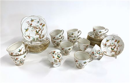 Manifattura inglese. Servizio da te in porcellana dipinto in policromia a motiv