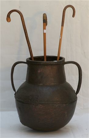 Lotto composto da un antico vaso biansato in rame e tre bastoni di fattura dive