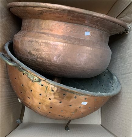 Lotto composto da uno scolapasta ed un grande imbuto in rame (difetti)