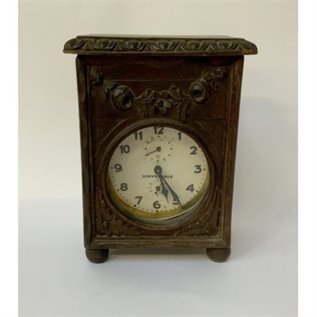 UNIVERSALE 
Sveglia in metallo con cassa di legno non pertinente. Anni '30 (cas