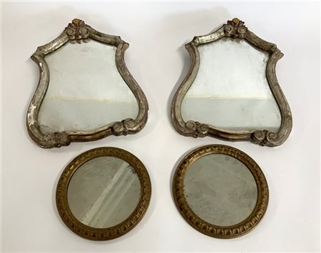 Lotto di due coppie di specchiere di forma tonda e sagomata con cornici in legn