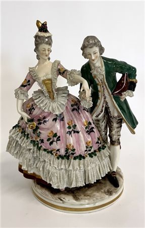 Gruppo in porcellana policroma raffigurante scena galante (h. cm 25) (difetti)