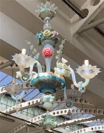 Manifattura di Murano, seconda metà secolo XIX. Lampadario a quattro fiamme in