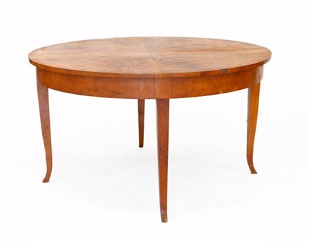 Tavolo con piano tondo latronato in noce, gambe a sciabola, fine secolo XIX (d