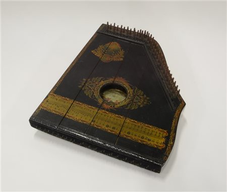 Zither di costruzione tedesca, metà XX° secolo
Tavola in legno duro tinto di ne