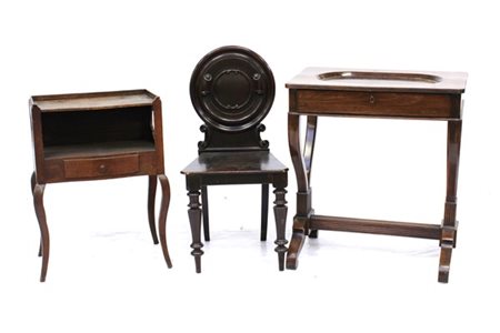 Lotto composto da un tavolino da lavoro del secolo XIX, un comodino con vano a