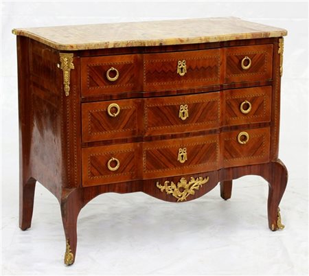 Piccolo comò a tre cassetti con fronte lievamente mossa, lastronato e decorato