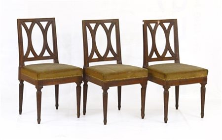 Gruppo di tre sedie in noce con cartella decorata a motivi geometrici, gambe ra