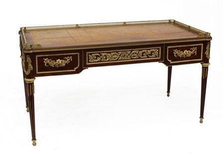 Scrittoio da centro in stile Luigi XVI a tre cassetti decorato con guarnizioni