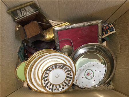 Cartone contenente diversi oggetti di manifatture diverse tra cui una cornice portafoto in argento con punzoni inglesi (difetti)