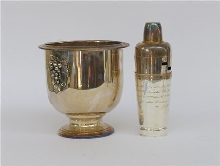 Lotto composto da uno shaker ed un rinfrescatoio in metallo argentato (difetti)