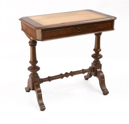 Tavolino da lavoro con cassetto nella fascia, montanti e traversi torniti. Sec.