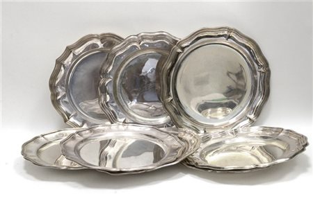 Gruppo di otto vassoi di diversa fattura in argento, alcuni cifrati "RM" al ret