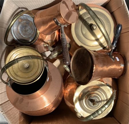 Cartone contenente quattro versatoi e tre oggetti diversi in rame (difetti)