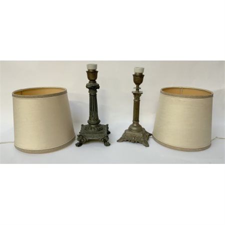 Lotto di due lampade da tavolo a una luce con fusto a colonna (h max cm 32) (di