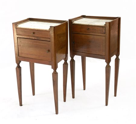 Coppia di comodini ad uno sportello e un cassetto, gambe rastremate e piano in