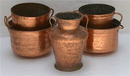 Cinque recipienti in rame di diverse epoche e fattura (difetti)