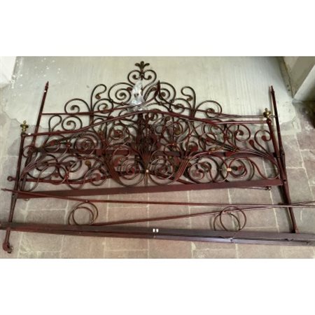 Letto matrimoniale in ferro battuto e dipinto con decoro a volute, munito di ro