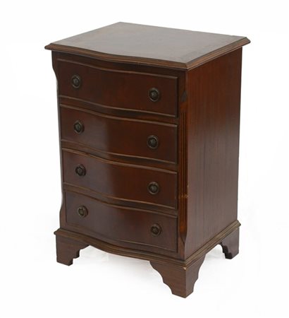 Cassettiera con fronte mossa a quattro cassetti, piedi a mensola (cm 49x72x40)