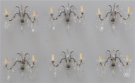 Gruppo di sei appliques a due fiamme con struttura in metallo decorata da fiori