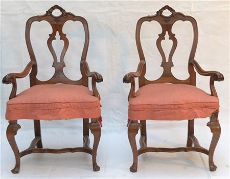 Coppia di poltrone noce, schienale a giorno sormontato da cartella traforata, b