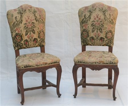 Coppia di sedie in noce con gambe mosse riunite da traverse, rivestite in vellu