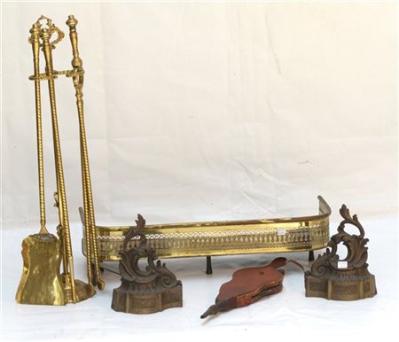 Lotto composto da una coppia di alari da camino, una ringhiera ed una base port